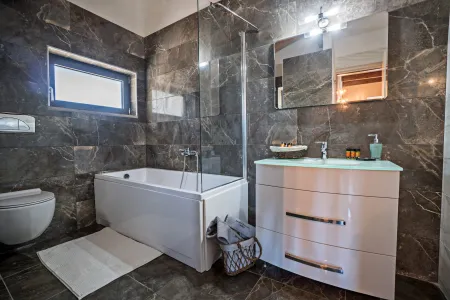  en suite bathroom 