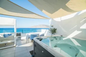 New Seafront villa Moments, with a Rooftop Hot Tub, only 50 m walk to everything, in Mochlos, Crete