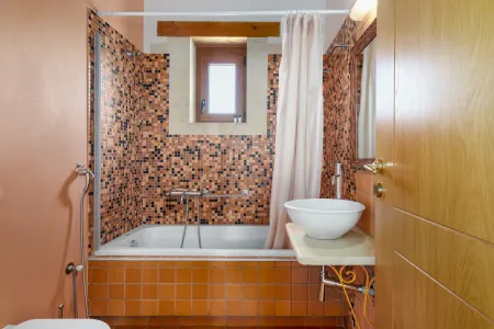  bathroom with bathtub