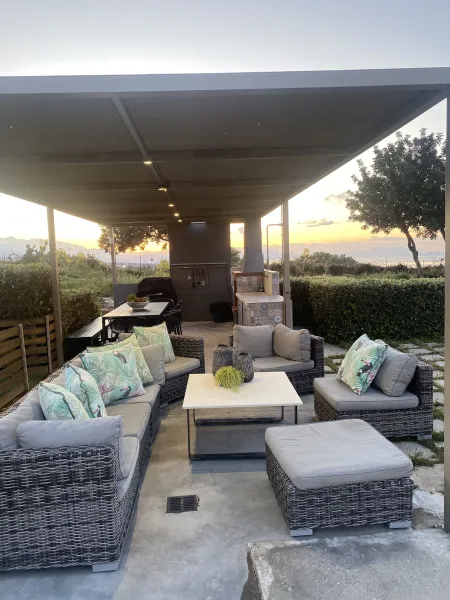  outdoor dining area