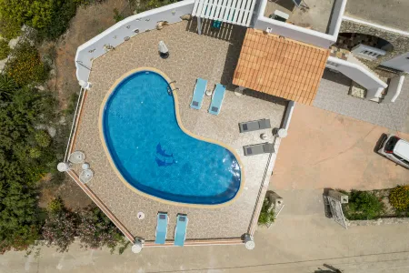  Areal pool shot
