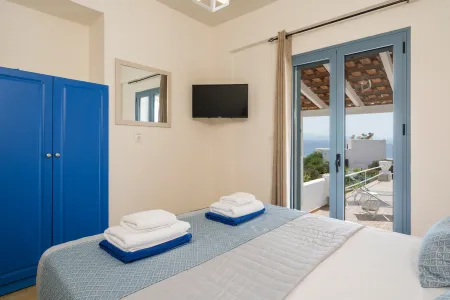  Bedroom with pool
