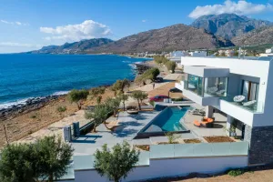 Urban-Chic Beachfront Villa Moonlight with Heated Pool, Excellent for Big Groups, Family & Events