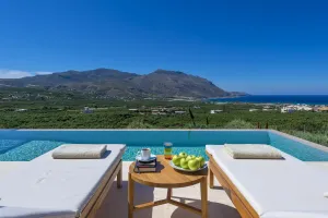 Holiday villa Charisma, Terrace & Infinity Pool and Uninterrupted Gaze over Kissamos  Bay 