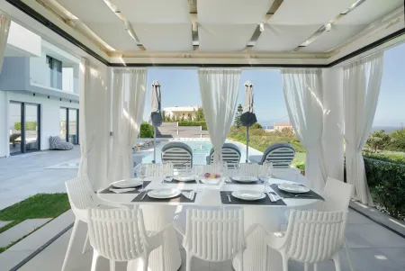 Outdoor dining area