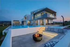 Luxury Villa Orizontes, with Private Outdoor & Heated Indoor Pool, Hot Tub and Gym, 2 km to Everything