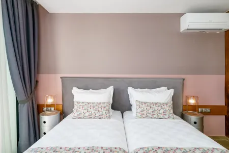  Twin bedroom