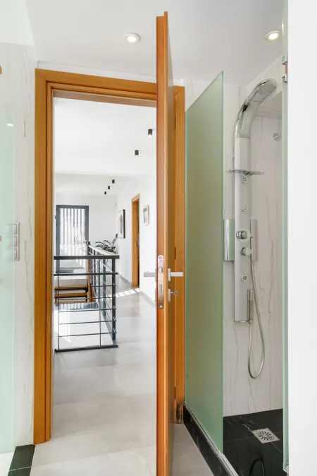  Ensuite bathroom with shower