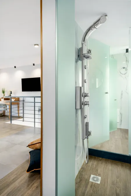  Ensuite bathroom