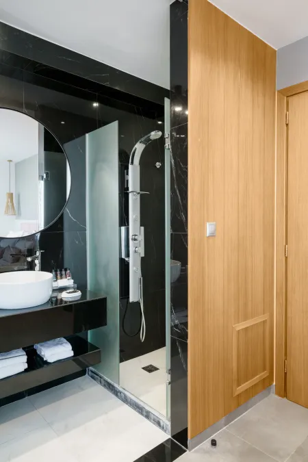  Ensuite bathroom