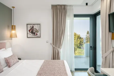  Double bedroom with balcony