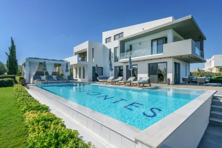  Swimming pool and villa