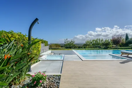  Hot Tub and outdoor shower