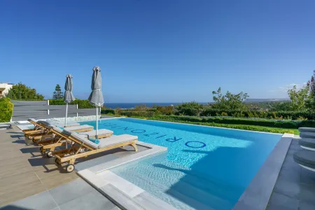  Pool with seaview
