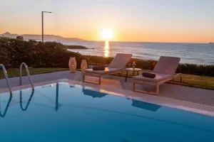 Homely Villa Almyra, Convenient Location to the Beach & City wtih Large Garden