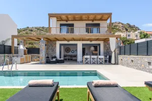 Chic & Calm Villa West, with Terrace, Heated Pool & BBQ Area, near to the Beach and Sights 