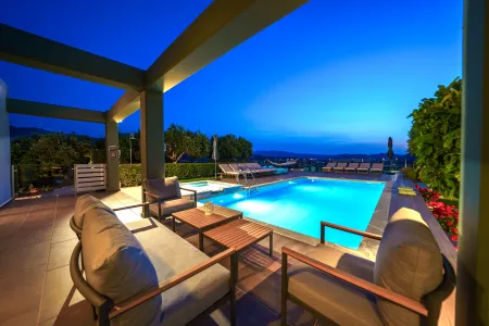  relaxing moments at the pool