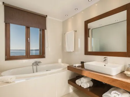  Ensuite bathtub