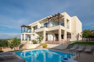 This trendy new luxury villa complex is in Loutra, near Rethymno, offers all modern amenities.