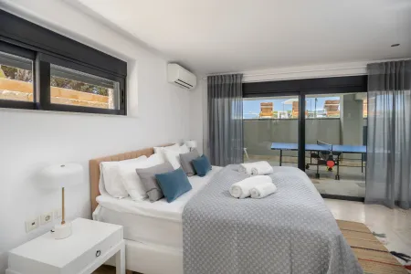  bedroom with outdoor access