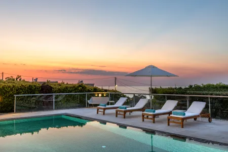  pool lounge 