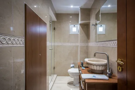  bathroom 