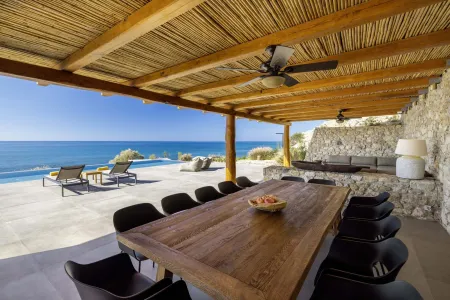  Outdoor dining area under pergola