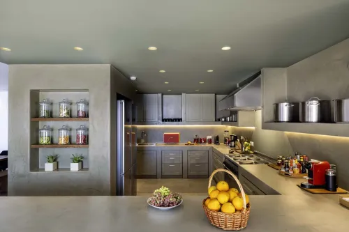  Open-plan kitchen with all cooking amenities