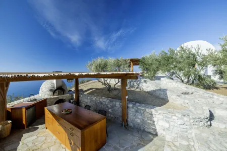  Grill station with counter space overlooking the sea