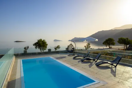  private pool with sunbeds