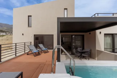  Villa exterior