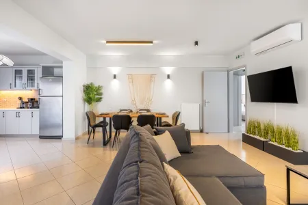  dinning area with tv