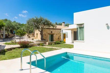  Private swimming pool