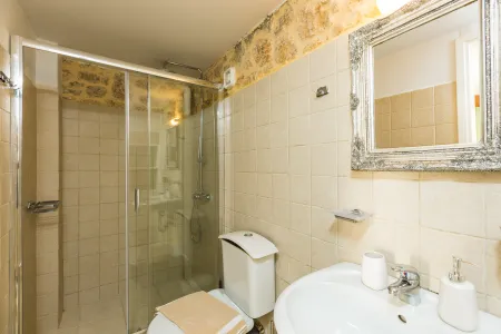  Ensuite bathroom