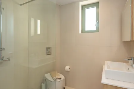  Ensuite bathroom