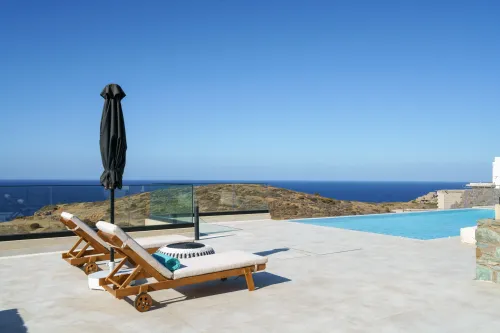  Infinity pool with seaviews