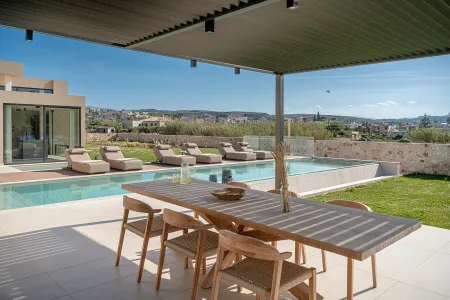  Outdoor dining area