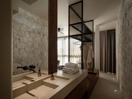  Ensuite bathroom