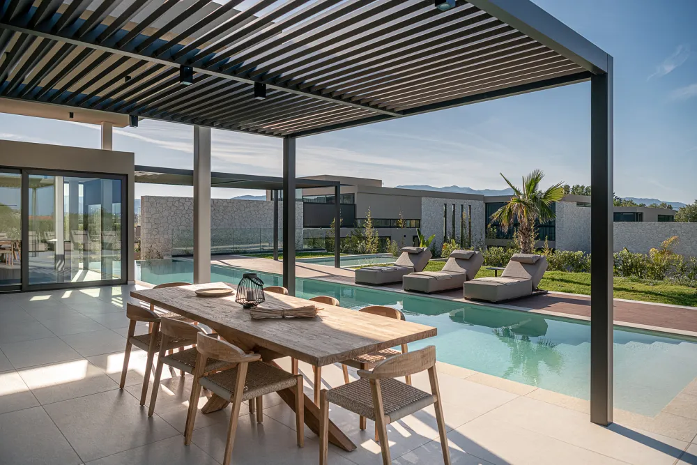  Outdoor dining and pool
