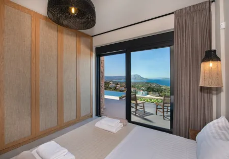  Double bedroom with balcony