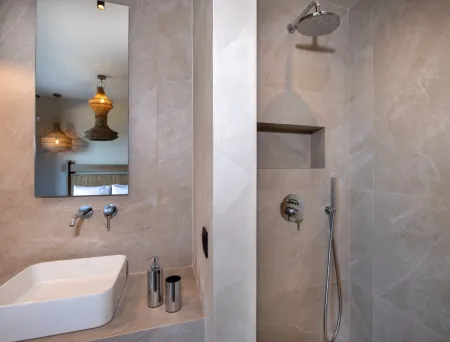 Ensuite bathroom