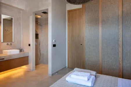  Double bedroom with ensuite bathroom