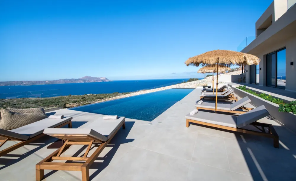  Infinity pool with seaview
