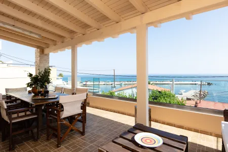  Outdoor dining table
