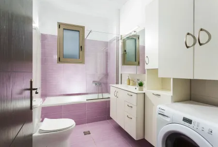 Ensuite bathroom with bath and washing machine