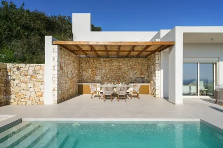  Outdoor dining area & BBQ