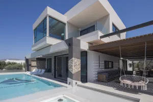 Luxury Beachfront Villa Calypso with Private Heated Pool & Hot Tub, minutes from restaurants and shops, in Ierapetra, Crete