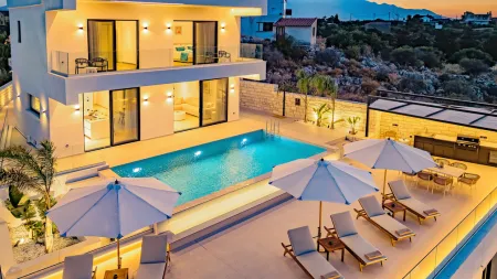  Villa and Swimming pool at night