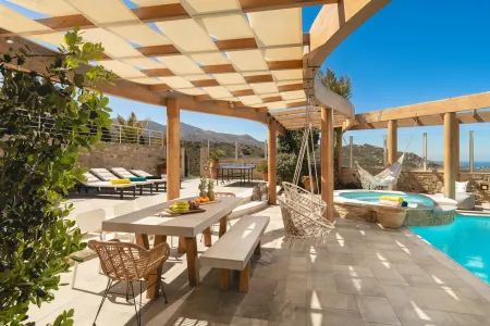  Swimming pool and outdoor dining area